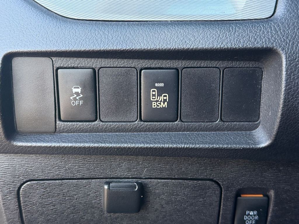 Thumbnail: 2015 Toyota Sienna - 22