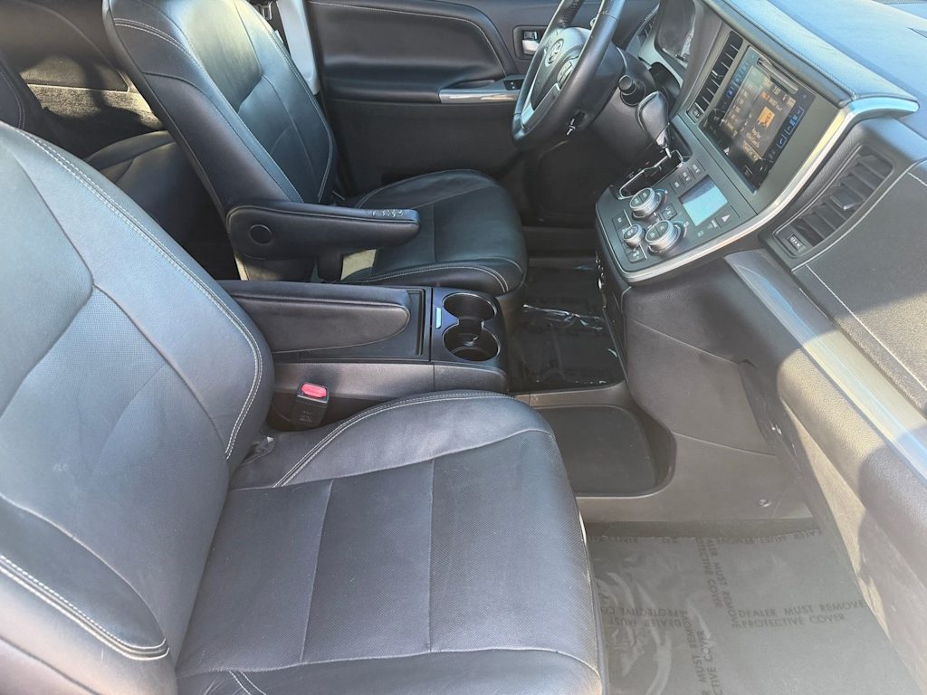 Thumbnail: 2015 Toyota Sienna - 8