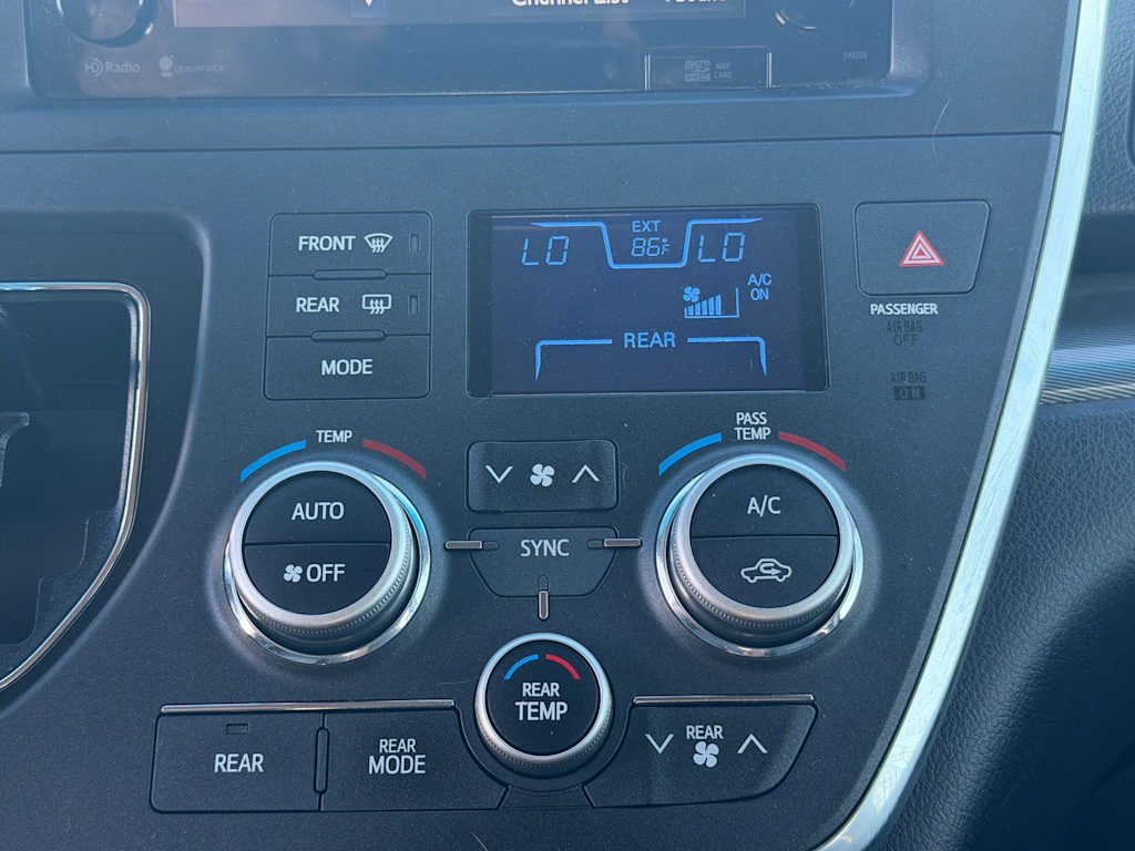 Thumbnail: 2015 Toyota Sienna - 28