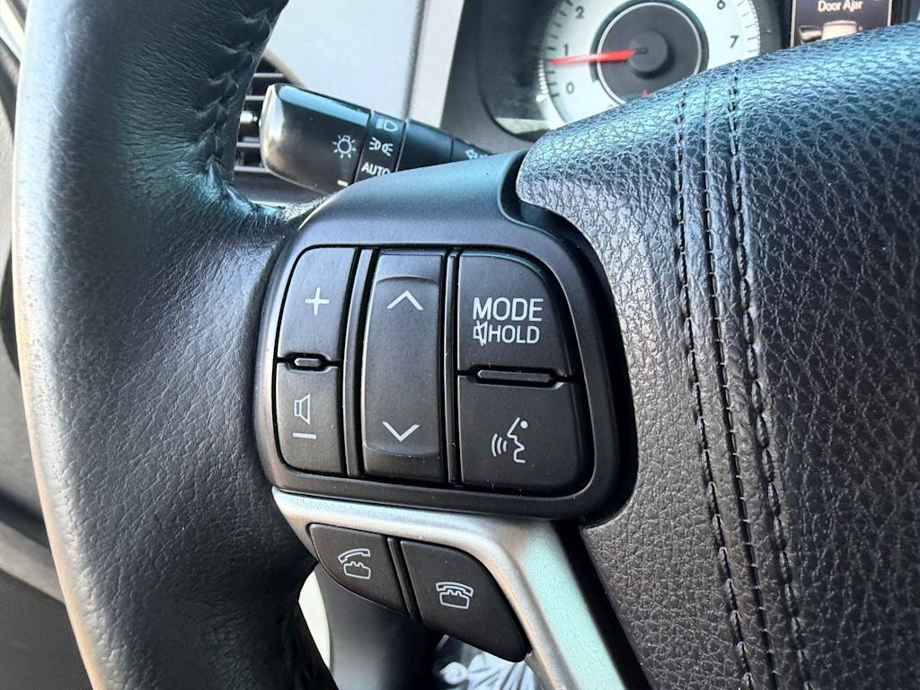 Thumbnail: 2015 Toyota Sienna - 23