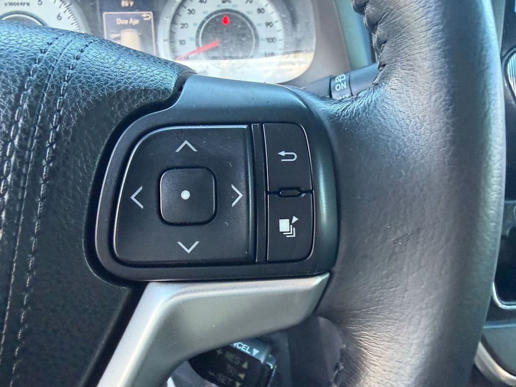 Thumbnail: 2015 Toyota Sienna - 24