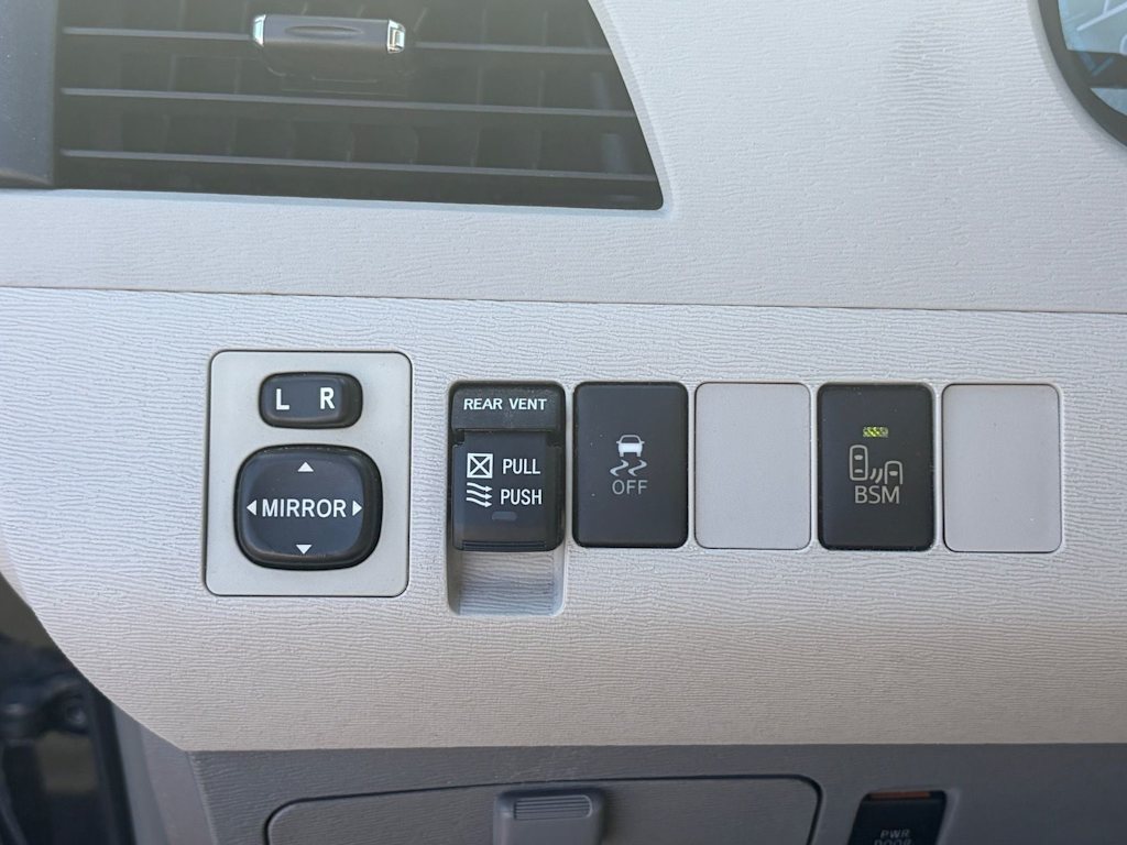 Thumbnail: 2013 Toyota Sienna - 14