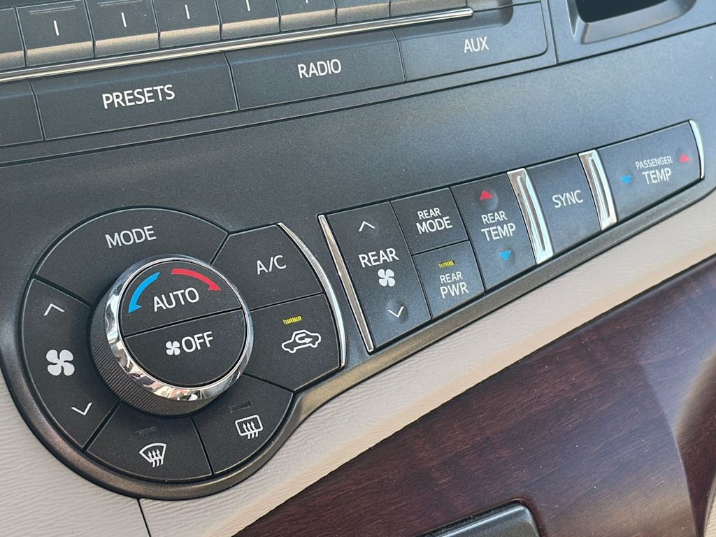 Thumbnail: 2013 Toyota Sienna - 19