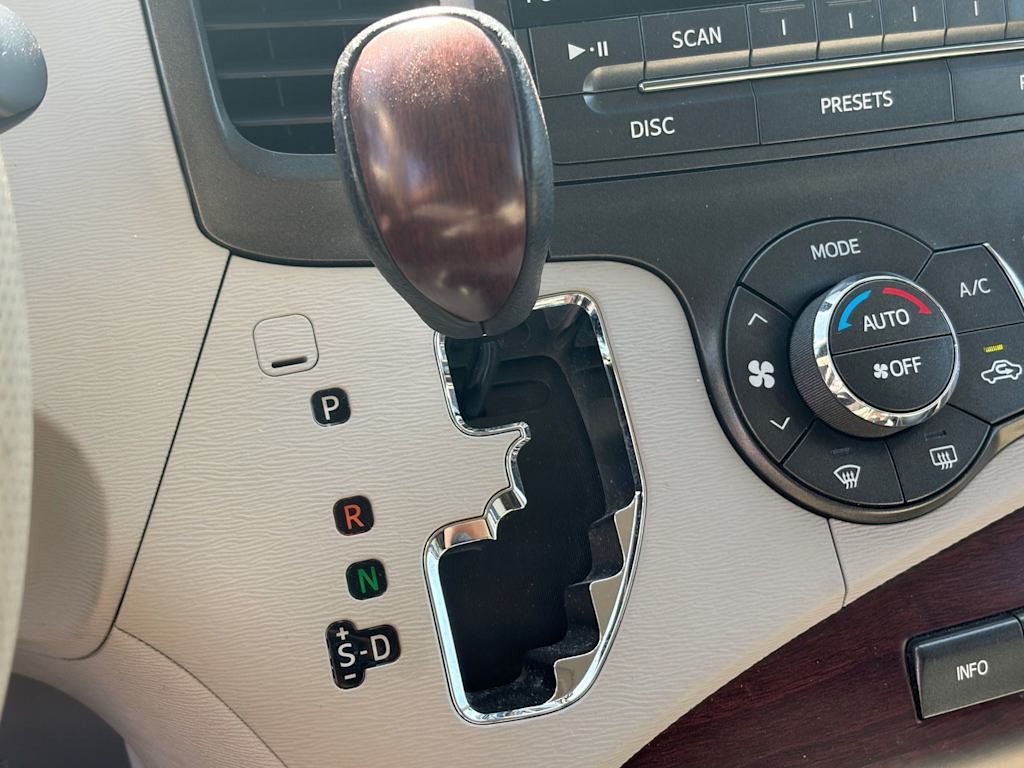 Thumbnail: 2013 Toyota Sienna - 6