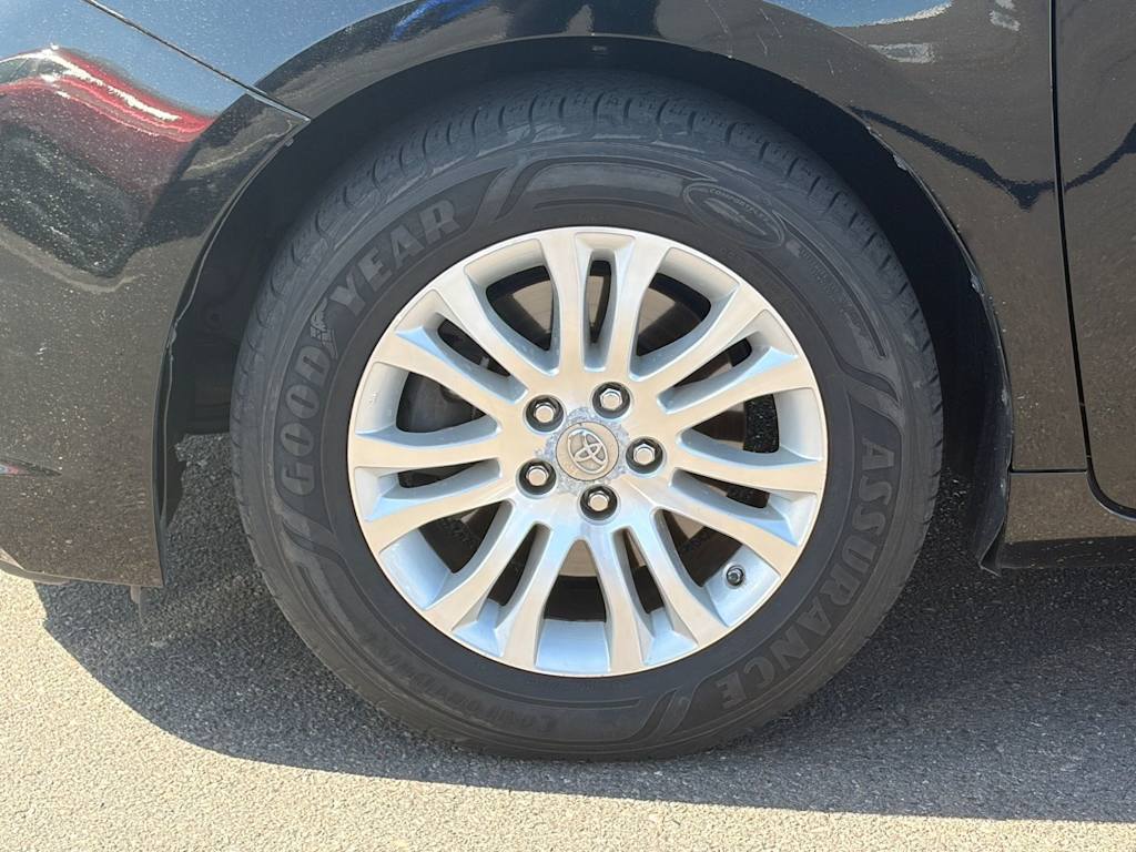 Thumbnail: 2013 Toyota Sienna - 12