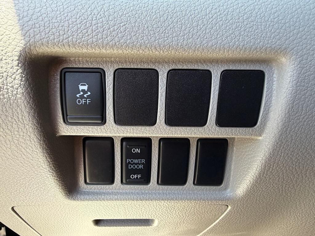 Thumbnail: 2016 Nissan Quest - 23