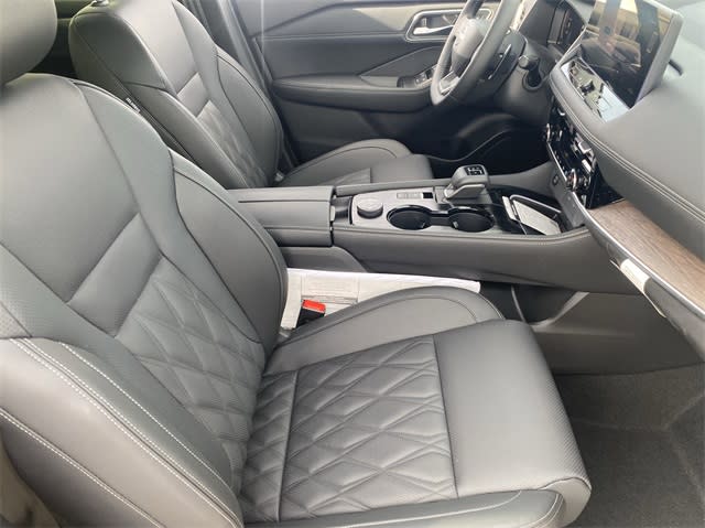2025 Nissan Rogue Platinum 18