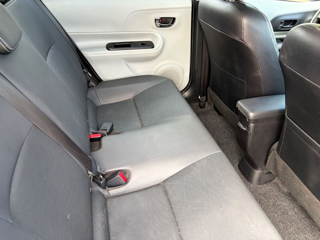 Thumbnail: 2014 Toyota Prius c - 12