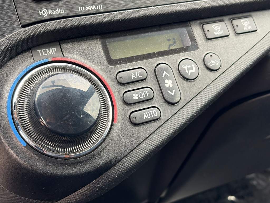 Thumbnail: 2014 Toyota Prius c - 29