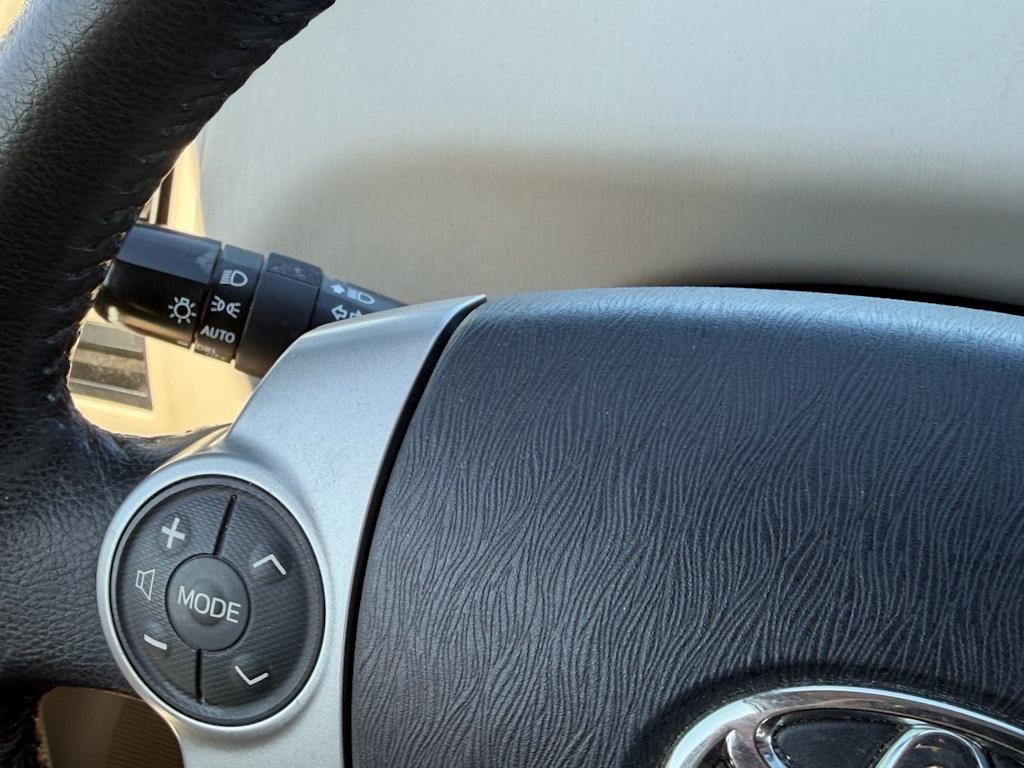 Thumbnail: 2014 Toyota Prius v - 6