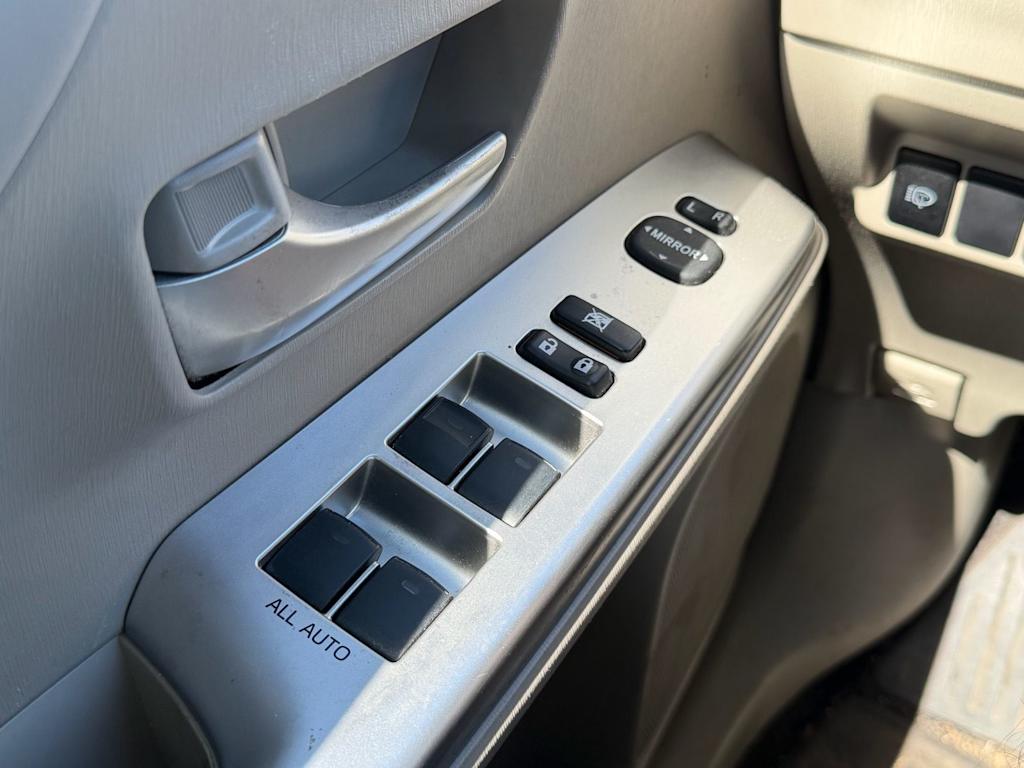 Thumbnail: 2014 Toyota Prius v - 24