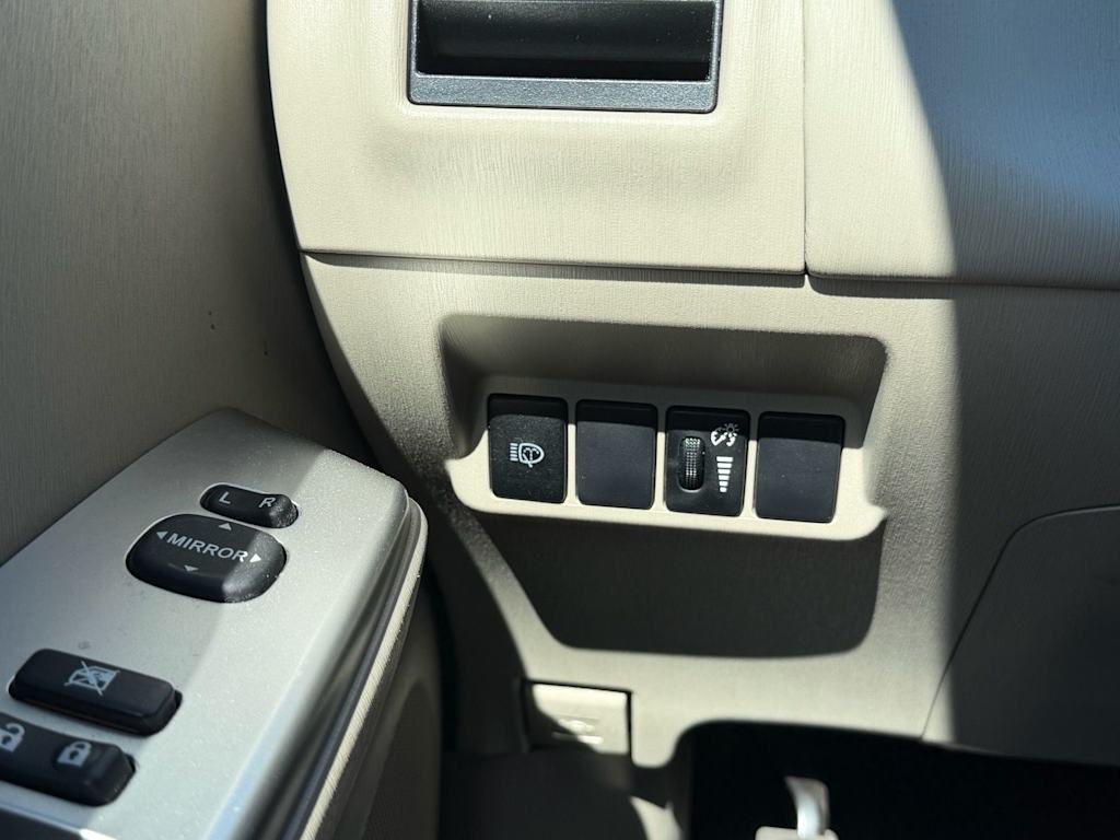 Thumbnail: 2014 Toyota Prius v - 23