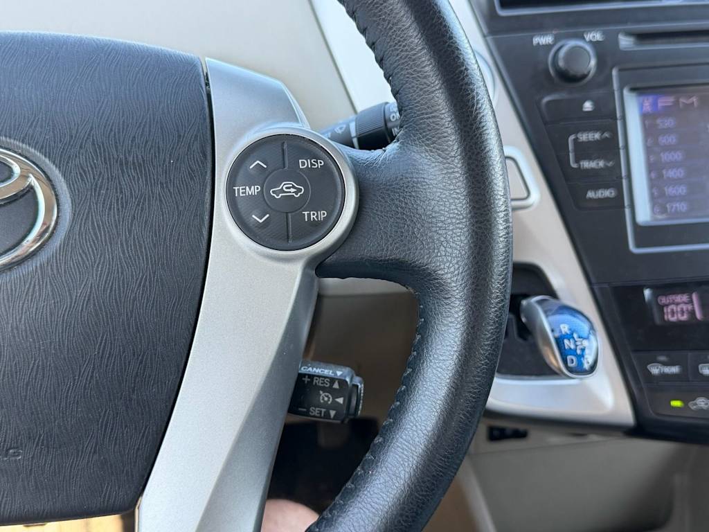 Thumbnail: 2014 Toyota Prius v - 20