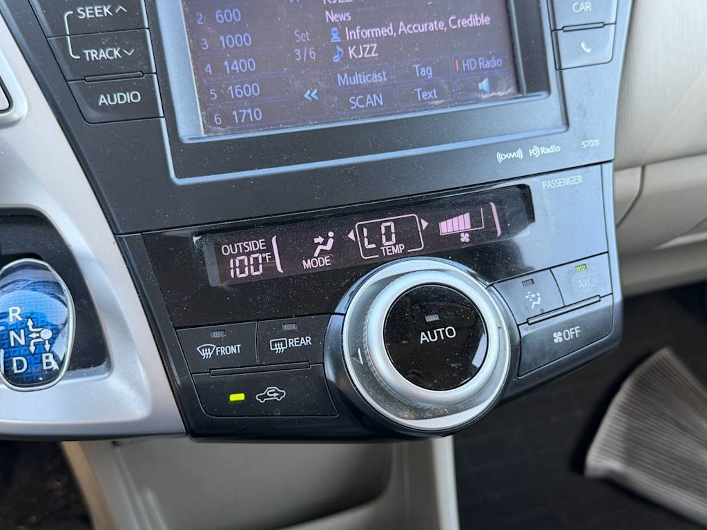 Thumbnail: 2014 Toyota Prius v - 17