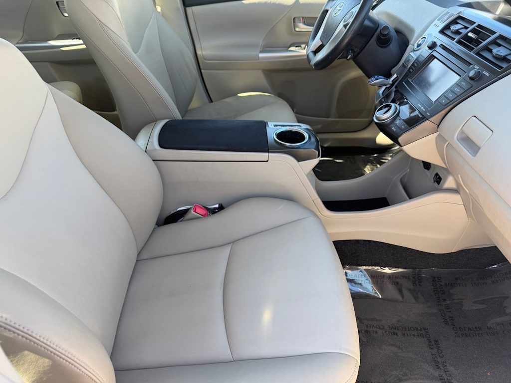 Thumbnail: 2014 Toyota Prius v - 7