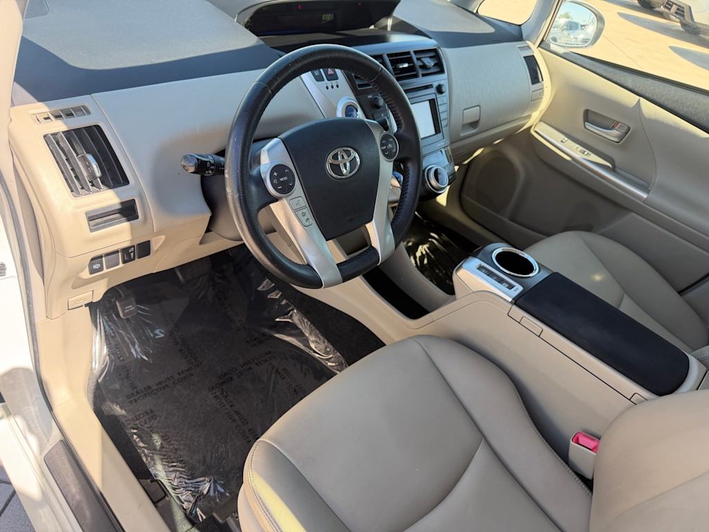 Thumbnail: 2014 Toyota Prius v - 6