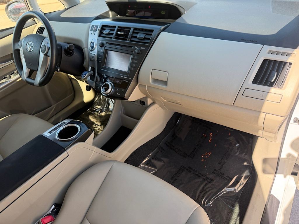 Thumbnail: 2014 Toyota Prius v - 2