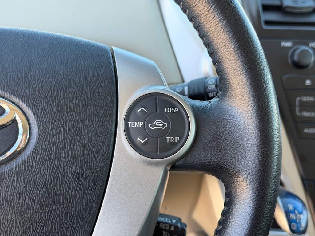 Thumbnail: 2014 Toyota Prius v - 15