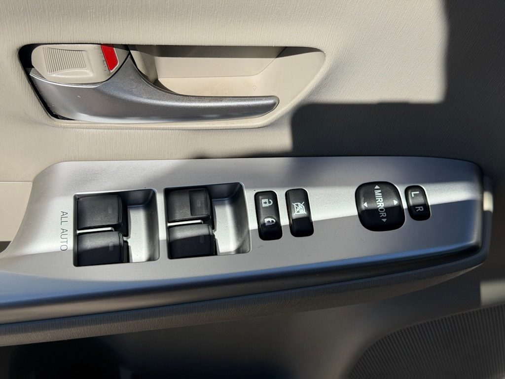 Thumbnail: 2014 Toyota Prius v - 4