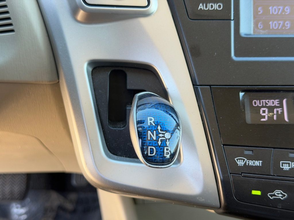 Thumbnail: 2014 Toyota Prius v - 15
