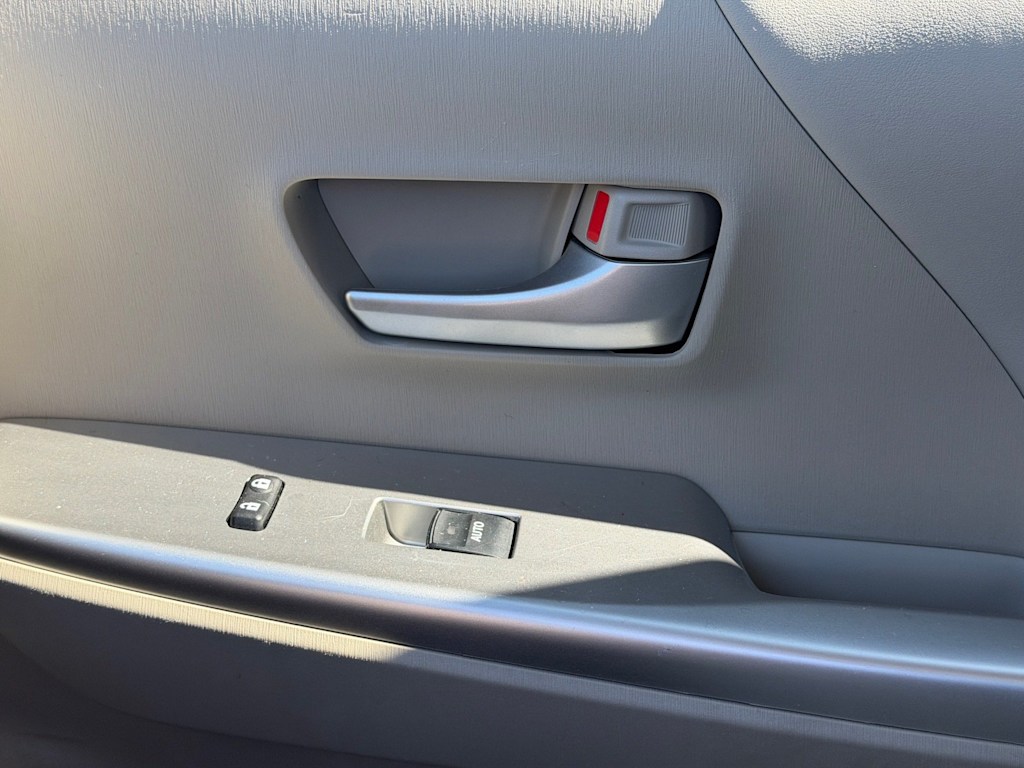 Thumbnail: 2014 Toyota Prius v - 19