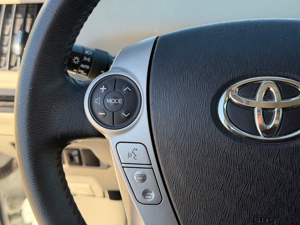 Thumbnail: 2014 Toyota Prius v - 14