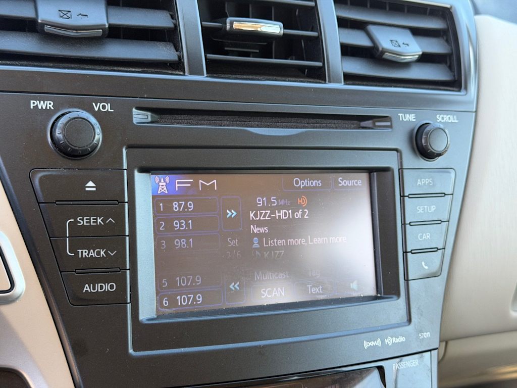 Thumbnail: 2014 Toyota Prius v - 9