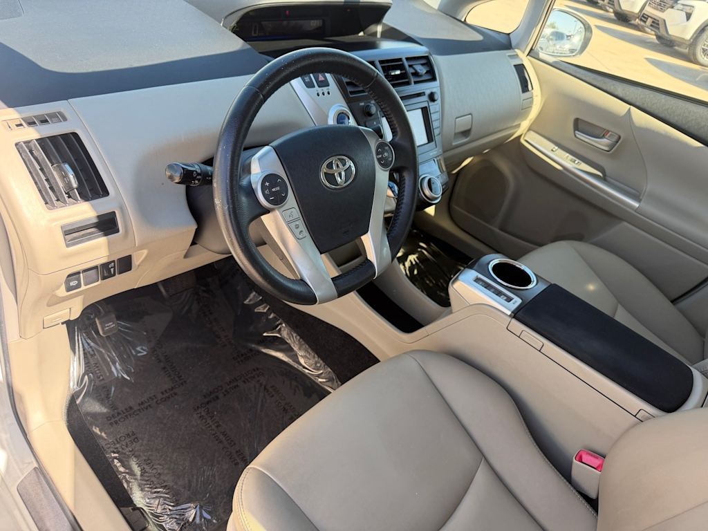 Thumbnail: 2014 Toyota Prius v - 2