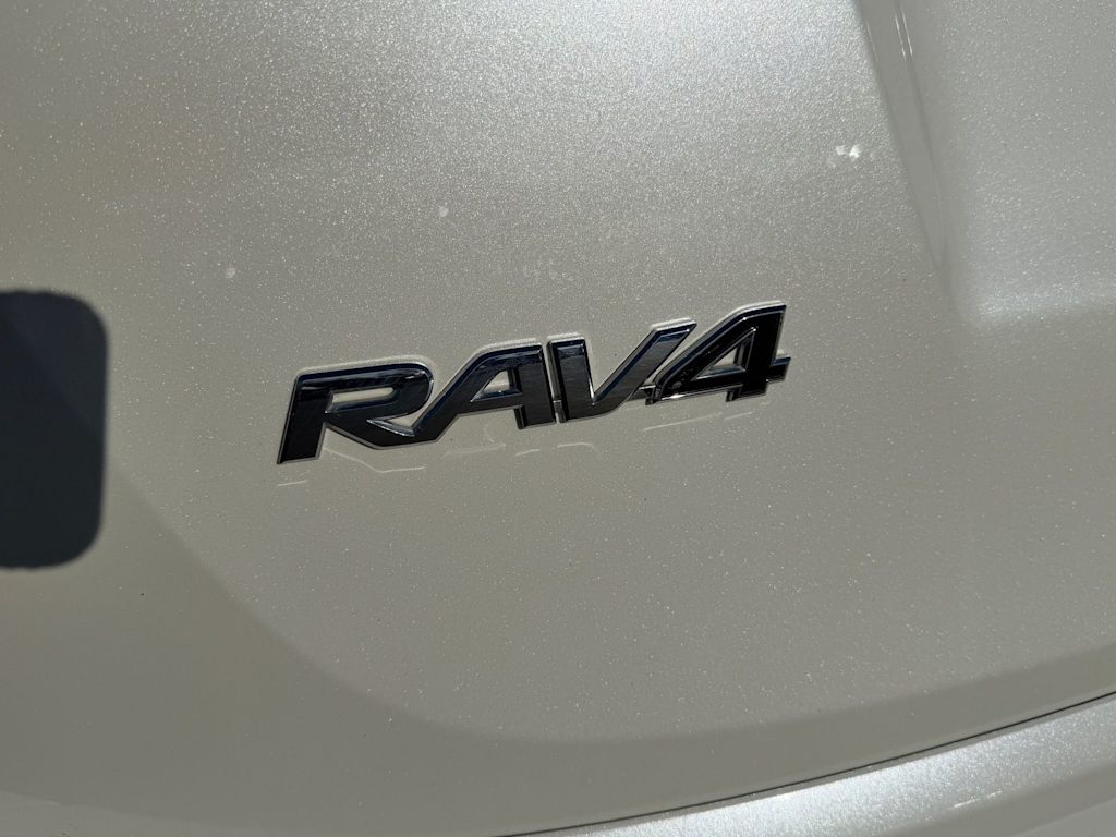 Thumbnail: 2018 Toyota RAV4 - 32