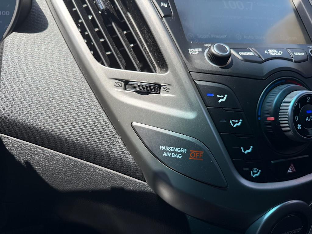Thumbnail: 2015 Hyundai Veloster - 28