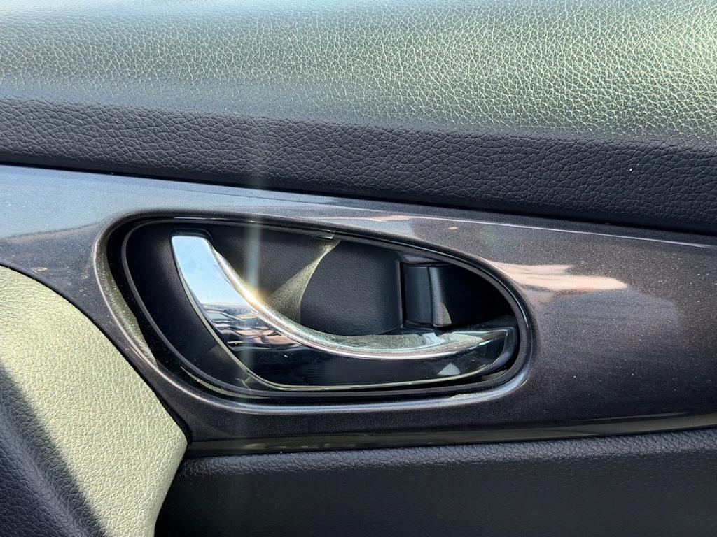 Thumbnail: 2018 Nissan Rogue - 17
