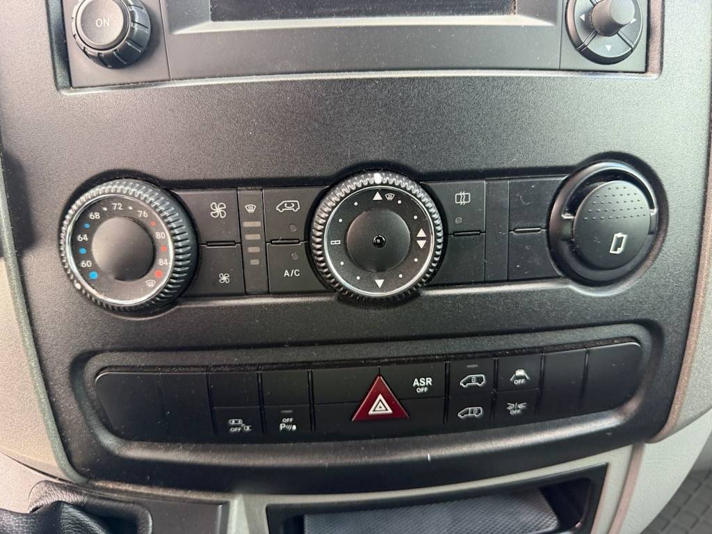 Thumbnail: 2015 Mercedes-Benz Sprinter - 14