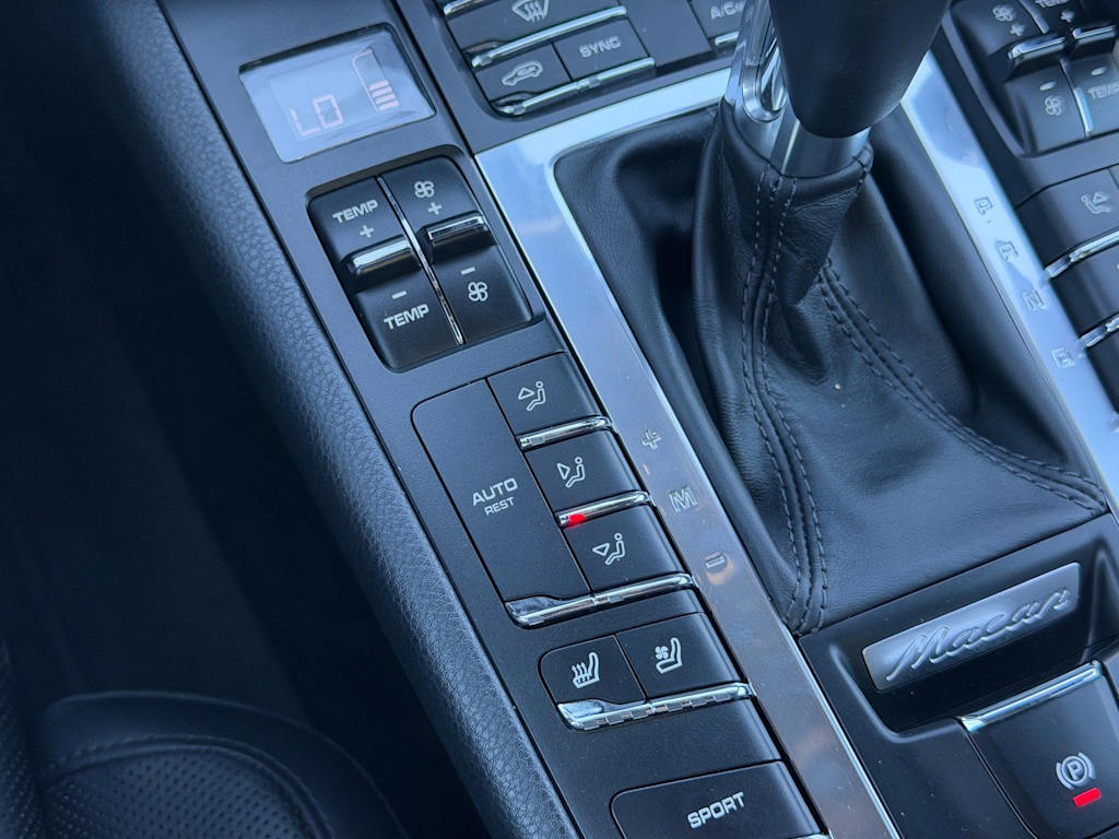 Thumbnail: 2016 Porsche Macan - 17