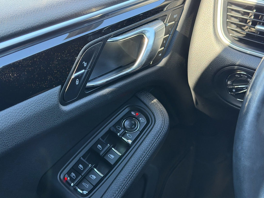 Thumbnail: 2016 Porsche Macan - 22