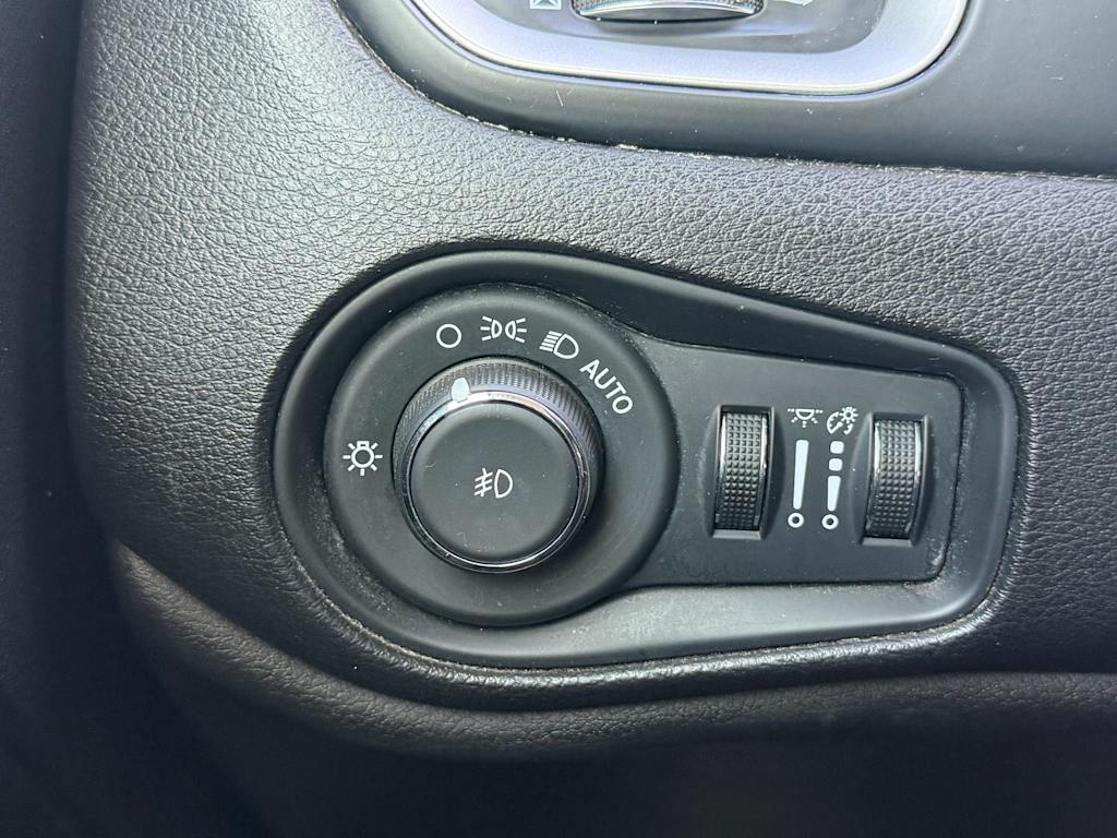 Thumbnail: 2020 Jeep Renegade - 16