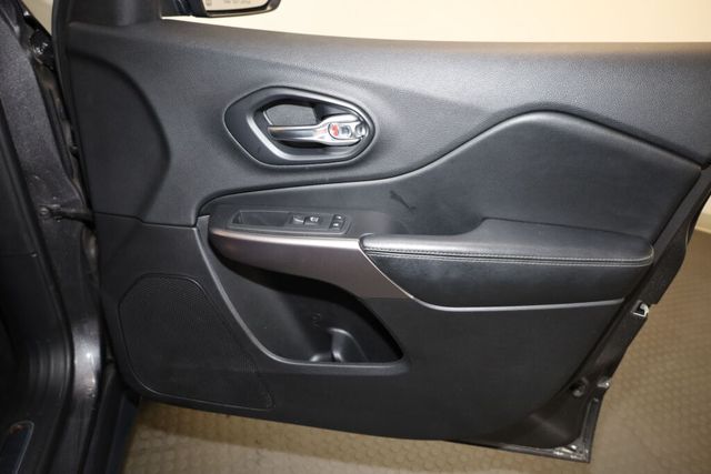 Thumbnail: 2019 Jeep Cherokee - 37