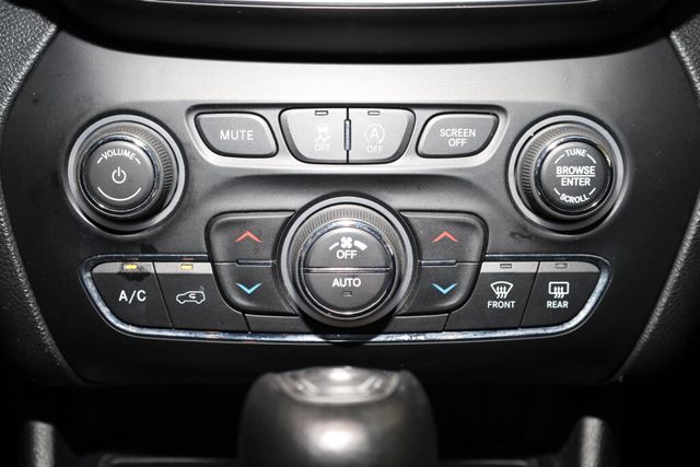 Thumbnail: 2019 Jeep Cherokee - 33