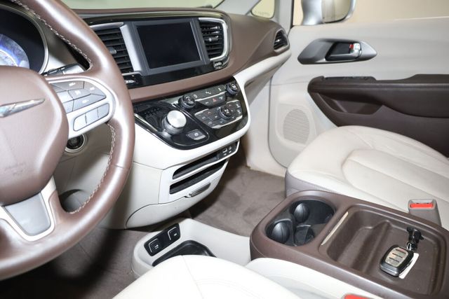 Thumbnail: 2019 Chrysler Pacifica - 10