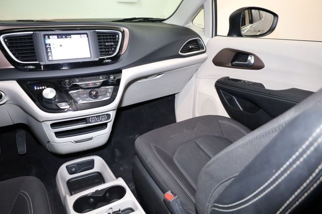 Thumbnail: 2022 Chrysler Voyager - 14