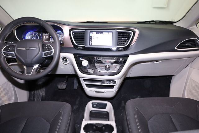 Thumbnail: 2022 Chrysler Voyager - 13