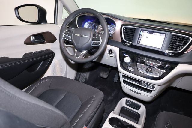 Thumbnail: 2022 Chrysler Voyager - 9