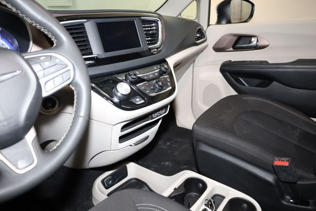 Thumbnail: 2022 Chrysler Voyager - 30