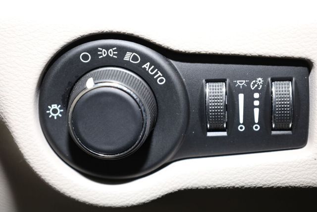 Thumbnail: 2022 Chrysler Voyager - 31