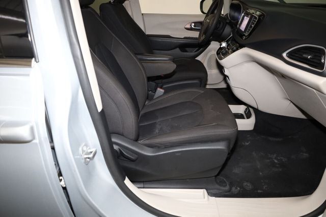 Thumbnail: 2022 Chrysler Voyager - 12