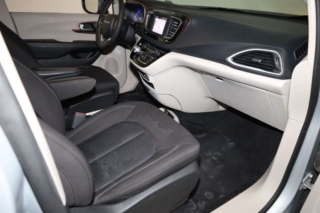 Thumbnail: 2022 Chrysler Voyager - 11