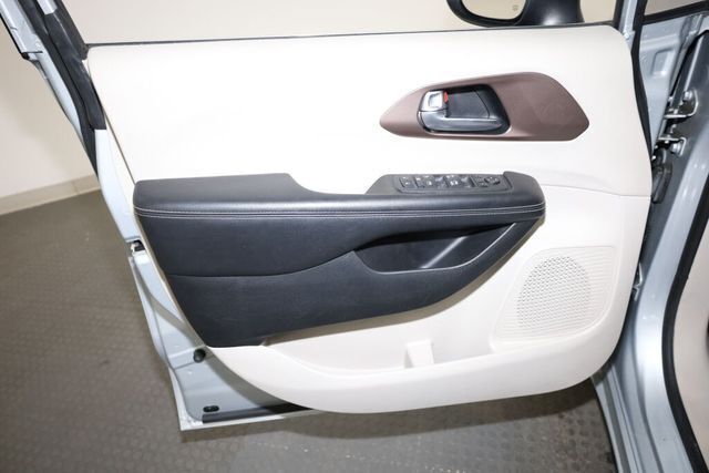 Thumbnail: 2022 Chrysler Voyager - 26