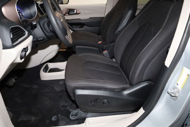 Thumbnail: 2022 Chrysler Voyager - 10