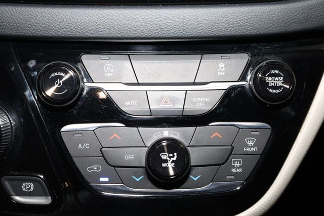 Thumbnail: 2022 Chrysler Voyager - 36