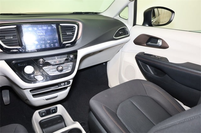 2017 Chrysler Pacifica Touring 14