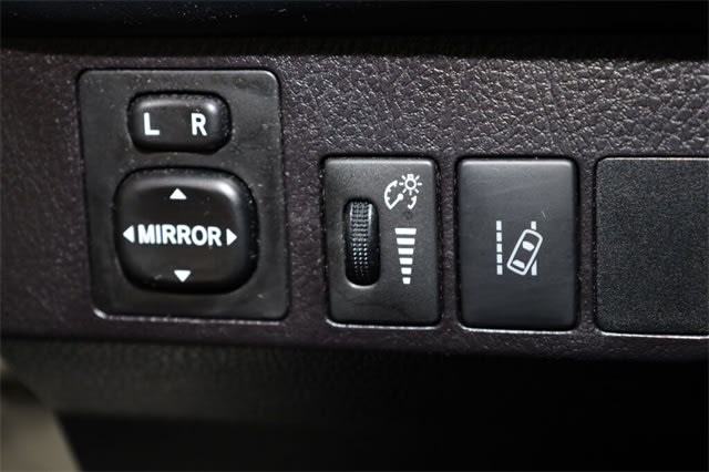 Thumbnail: 2018 Toyota RAV4 - 31